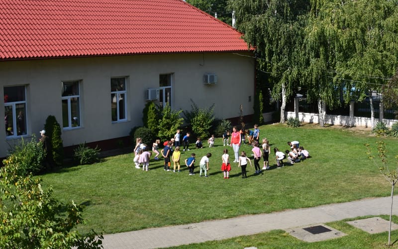 Copii în curtea școlii