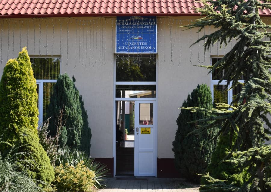 Intrarea în Școala Gimnazială Dumbrăvița